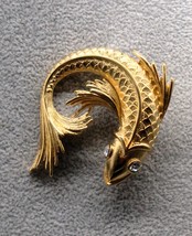 Monet Vintage Gold Tone Koi Fish Rhinestone Brooch Pin Signed  - $563.13 MXN