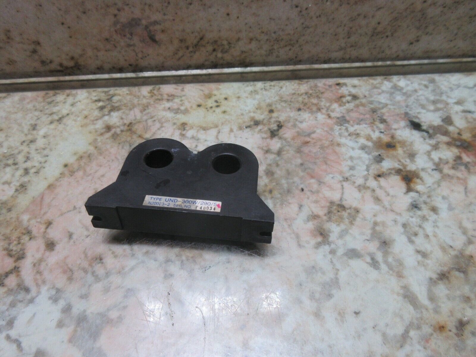 YASKAWA CURRENT TRANSFORMER TYPE UND-300W/200/5 N20023-2 P40034 - $48.24