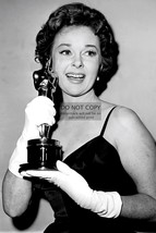 SUSAN HAYWARD HOLDING AN OSCAR FOR BEST ACTRESS IN I WANT TO LIVE 4X6 PO... - $8.65