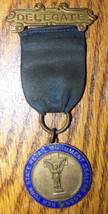 VINTAGE NY RETAIL MONUMENT MEDAL BADGE NEW YORK STATE - $24.74