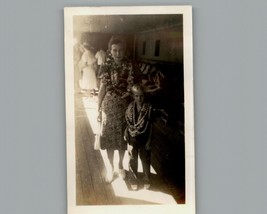 Antique 1940&#39;s Mother and Son with Lei&#39;s Black &amp; White Photography Photo - £6.32 GBP