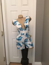 Deep v Floral blue and white jumper romper small - $237.71 MXN