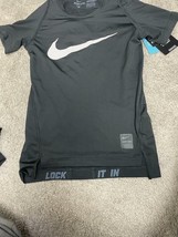 Nike Boy&#39;s Short Sleeve Amplia Tu Conciencia 726462-010 Size: M - £18.36 GBP