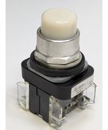Allen-Bradley Push Button Illuminated White 800T-QB10W Momentary Contact - $69.51 CAD
