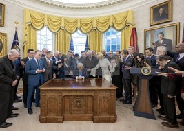 President Donald Trump Praying In The Oval Office White House 5X7 Photo - $9.49