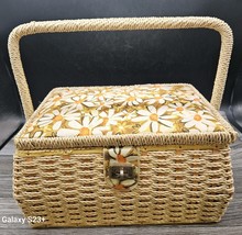 Vtg Woven Wicker Sewing Basket Box  Daisies Fabric Japan Boho MOD - $772.53 MXN