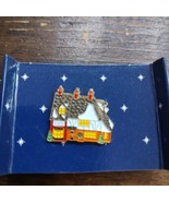 Department 56 Dickens Christmas Village Nicholas Nickleby Cottage Lapel ... - €7,98 EUR