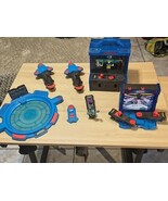 Akedo  Lot Ultimate Arcade Warriors Collector Case &amp; Power Storm Triple ... - $1,725.48 MXN