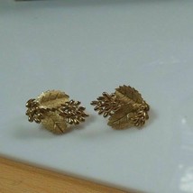 Crown Trifari Gold-tone Leaf/Berries Clip-on Earrings - £20.89 GBP