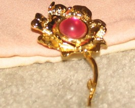 Vintage Costume Jewelry Goldtone &amp; Red Stone Flower Pin - £5.26 GBP