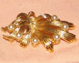 Vintage Costume Jewelry Goldtone &amp; Faux Pearl Pin - £4.65 GBP