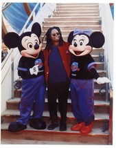 Whoopie Goldberg Mickey &amp; Minnie Mouse Planet Hollywood Photo Disneyland 1996 - £67.16 GBP