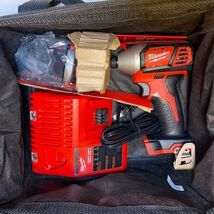 Milwaukee M18 18V Cordless 1/4&quot; Hex Impact Driver Kit (2656-21P) Battery... - $2,935.65 MXN