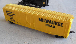 Vintage HO Scale Bachmann Milwaukee Road Box Car - $273.66 MXN