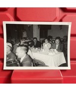 Group Of People Eating At A Table 4 1/2 x 3 1/4 Photograph D Pre Owned V... - €7,87 EUR