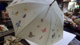 VINTAGE UMBRELLA SILKISH BUTTERFLIES BEIGE MATERIAL WOOD POLE AND HANDLE... - £25.46 GBP