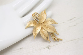 Stylish Vintage Signed Crown Trifari Gold Floral Leaf BROOCH Pin Jewellery - £37.41 GBP