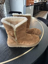 UGG Florence Cozy Chestnut Zip Boots size 9 - $1,107.17 MXN