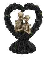 Love Never Dies Black Bridal Roses Heart Wreath Skeleton Couple Kissing ... - €17,16 EUR