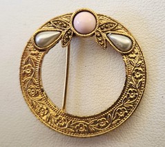 1928 Brand Brooch Pin Antique Gold Tone Setting Faux Pearls 1 Inch Diameter - £10.35 GBP