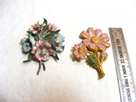 Vintage Lot of 2 1930s-40s Hand painted Enamel Pins Floral Design 15-u - $553.18 MXN