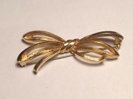 1930s Coro Gold Toned Bow Tie Pin Brooch Broach Vintage Costume Jewelry - £39.56 GBP