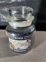 Yankee Candle Fresh Comfort Black Band 14.5 oz Medium Housewarmer Jar - £23.63 GBP