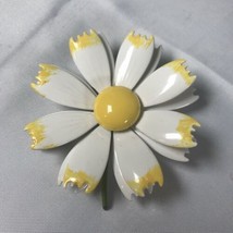 Vintage White yellow daisy pendant brooch hand painted metal - £19.54 GBP