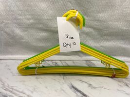 Clothes Hangers Plastic. Yellow/Green 10 Count.  Great Condition! - $91.73 MXN