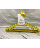 Clothes Hangers Plastic. Yellow/Green 10 Count.  Great Condition! - $91.73 MXN