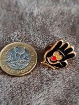 Happy hand  Pin Badge - $79.38 MXN