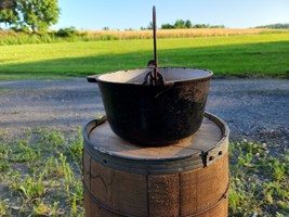 Antique MARIETTA PA 9&quot; Dia. Cast Iron Pot Dutch Oven Enameled Inside  - $86.00