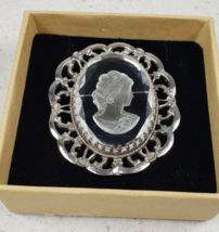 Vintage Glass Intaglio Cameo Brooch, Etched Glass Silvertone Frame Pin - £28.02 GBP