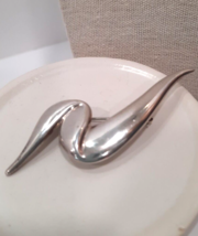 Vintage Premier Designs Swoosh Brooch Pin Abstract Modernist Silver Tone Signed - £14.68 GBP