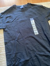 Gildan mens S black tshirt - $22.76