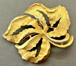 Vintage Signed Trifari Gold Tone Leaf Pin Brooch PB74 - $34.99