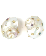 Trianon 18k Gold Mother-of-Pearl Shell Earrings with Gemstone Accents - €2.859,53 EUR