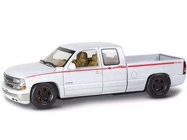 Level 4 Model Kit 1999 Chevrolet Silverado Street Pickup Truck 1/25 Scale Model  - £38.06 GBP