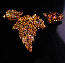 200 rhinestone Weiss Demi Parure - Vintage Brooch - clip on Earrings - copper au - £113.25 GBP