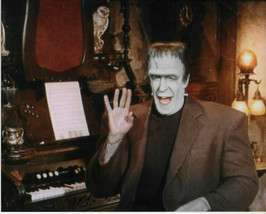THE MUNSTERS    HERMAN MUNSTER  WAVYING AT THE CAMERA COLOR 8X10 PHOTO - £7.86 GBP