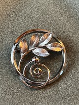D.Kelle Sterling Silver Signed Open Circle w Leaf &amp; Berry Curlicue Pin Brooch – - £17.47 GBP