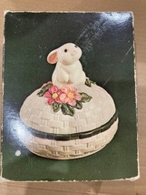 Vtg. Avon 1982 Bunny Luv Love Hand Painted Ceramic Trinket Box ln original box - £11.86 GBP