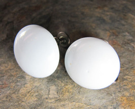 Simple Vintage Mid Century MCM Gloss White Round Screw Back Clip On Earr... - £7.88 GBP