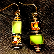 Gorgeous pair of iridescent green dangle earrings - £9.31 GBP