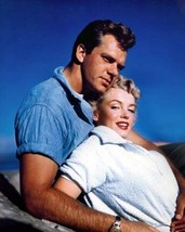 Niagara 1953 Joseph Cotten embraces Marilyn Monroe 8x10 inch photo - £7.79 GBP