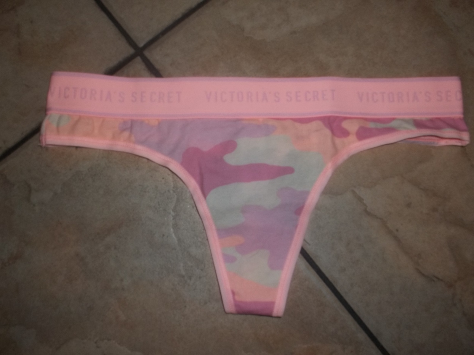 ladies panty victorias secret small pink camo nwt - $11.00