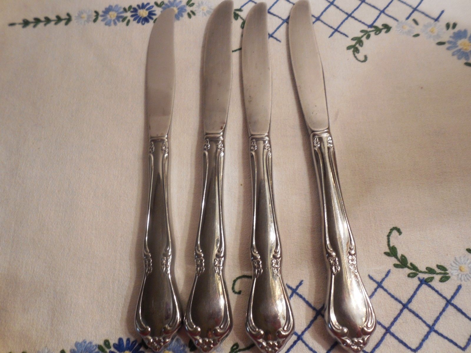 4 Oneida Deluxe Glossy Stainless Chateau Serrated Edge Dinner Knives - $10.88