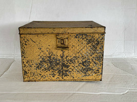 Vtg Quilted Pattern Hinged Mulit Use Tin Box For Bread/ Shoes/ Sewing/ Toys - £31.81 GBP