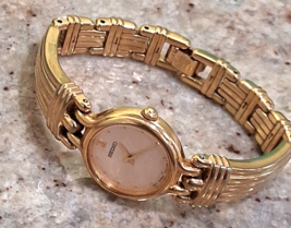 Ladies Vintage Gold Tone Seiko V400-1229 Wrist Watch New Battery Pink Dial - $44.55