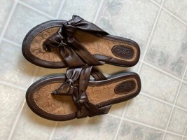 Born BOC Brown Sandals Faux Leather Double Knot Thong Flip Flop Comfort Sz 7 - £19.71 GBP